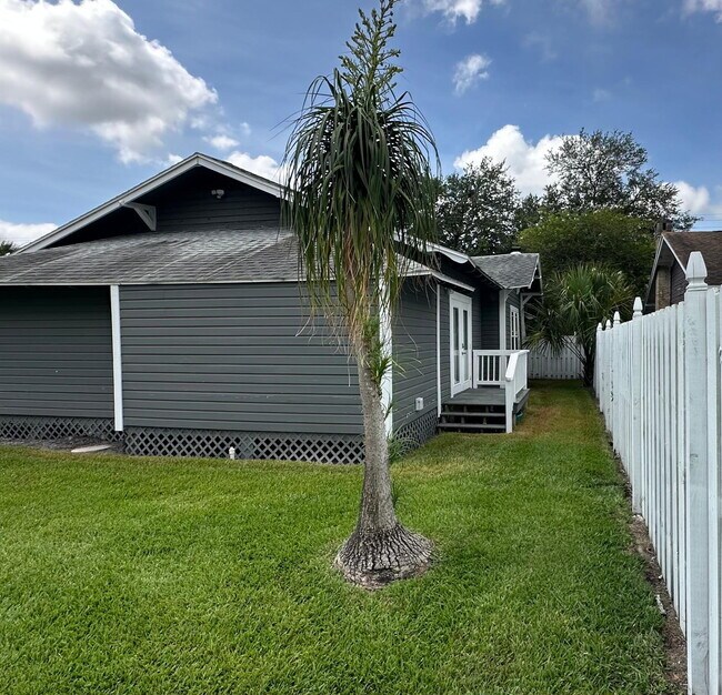 Beutifully Updated 2 Bedroom Home in Dixieland Community in South Lakeland