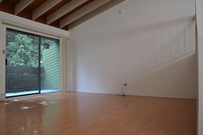 Building Photo - 2690 Kingsford Av