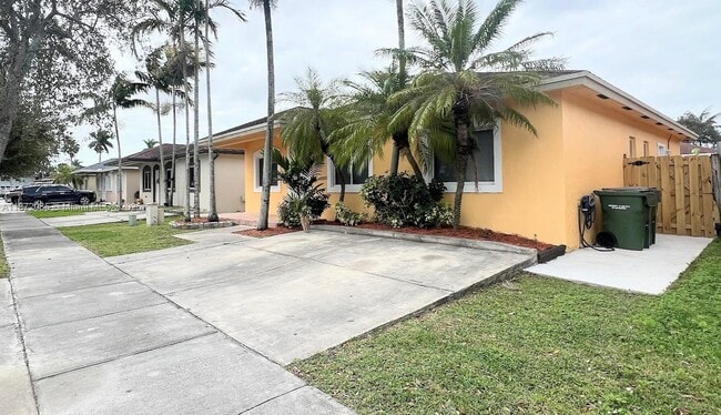 Building Photo - 208 SW 15th Pl
