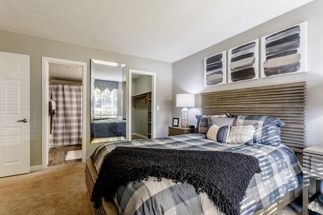 2BR, 1BA - 966SF - Loretto Heights