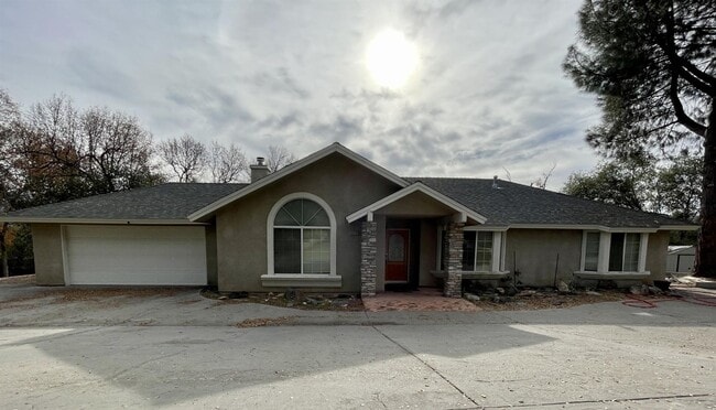 Building Photo - Large, well cared for, single family, 3/2...