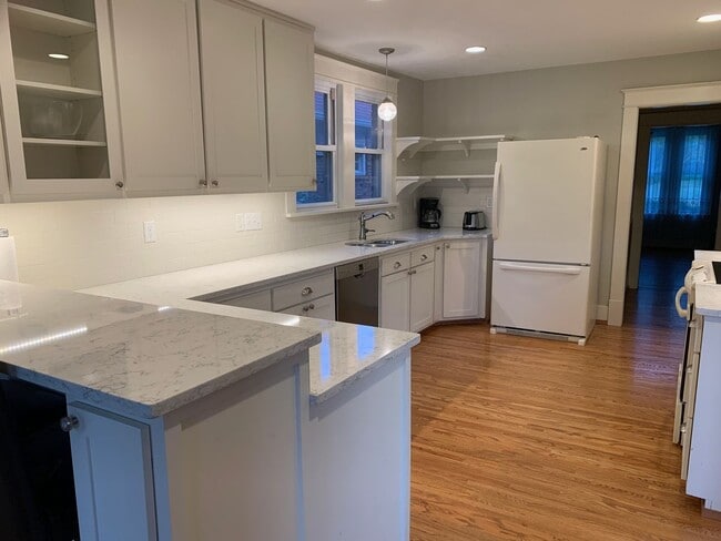 Photo - Charming Home in Belmont-Hillsboro Neighborhood, minutes to Vandy and Belmont, Fenced Yard