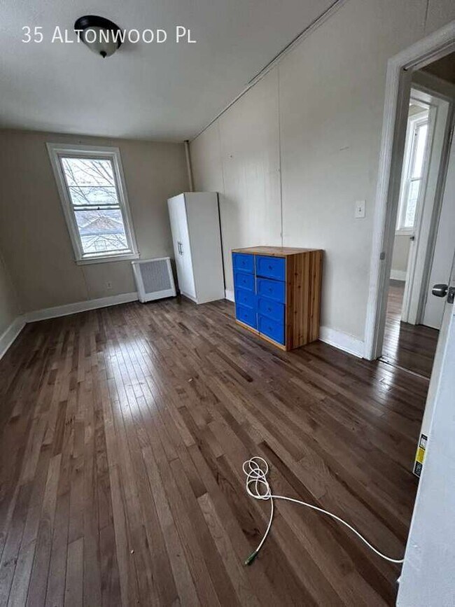 Photo - 35 Altonwood Pl