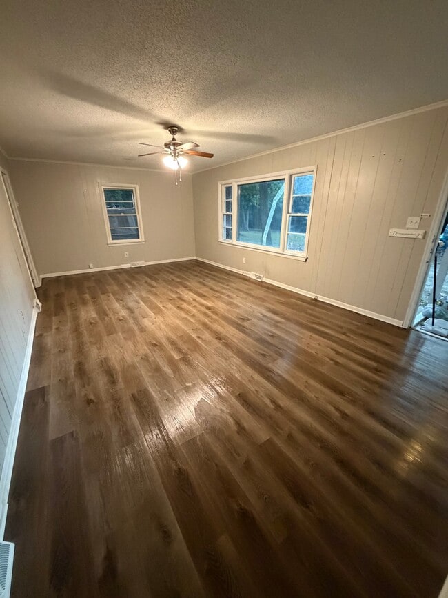 Photo - 116 Oakspring Ln