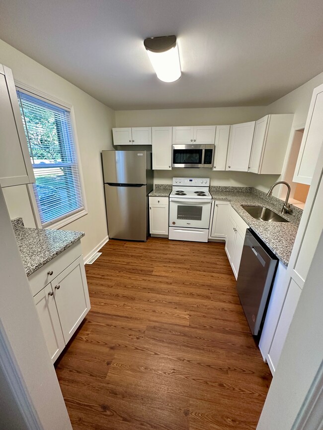 Building Photo - 2 BEDROOM/ 1.5 BATHROOM TOWNHOME-WALKING D...