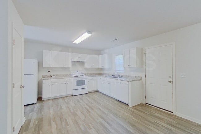 Photo - 137 Shamrock Dr SW