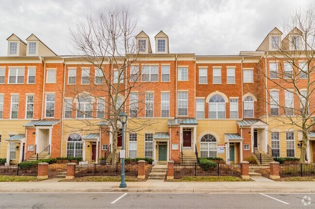 Building Photo - Stunning 3 Bed 2.5 Bath Brick Townhome In ...