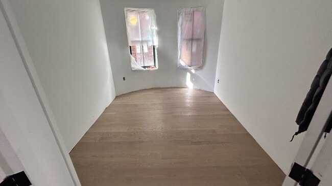 Building Photo - Charming 5 Bedroom -No Broker Fee