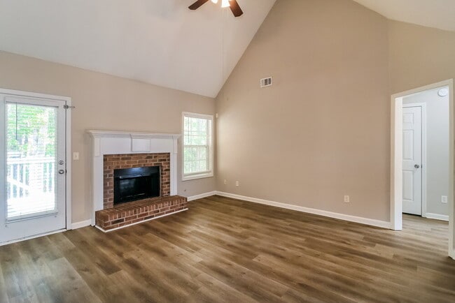 Photo - 915 Castlerock Way