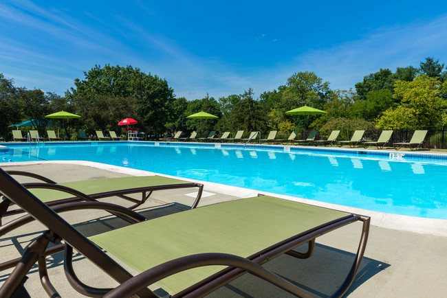 Piscina con muebles de jardín NUEVOS - Hatfield Village Apartamentos