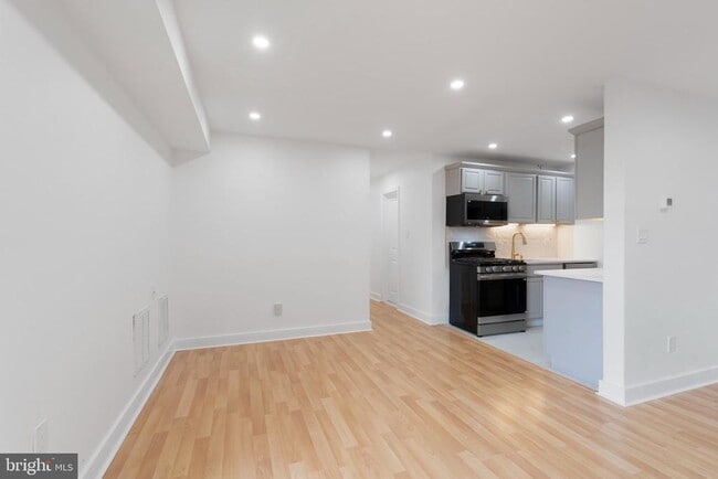 Photo - 1931 N Cleveland St Unit 207