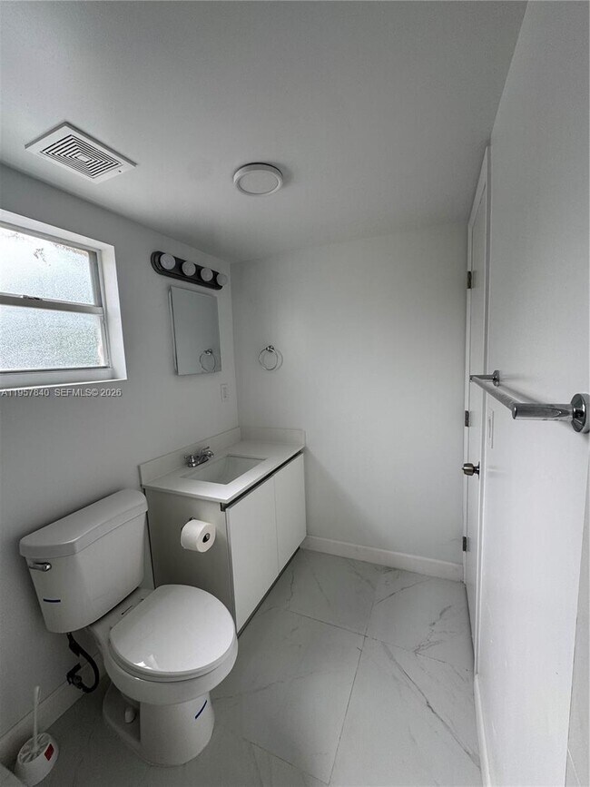 Photo - 10805 NW 10th Ave Unidad Rear  A