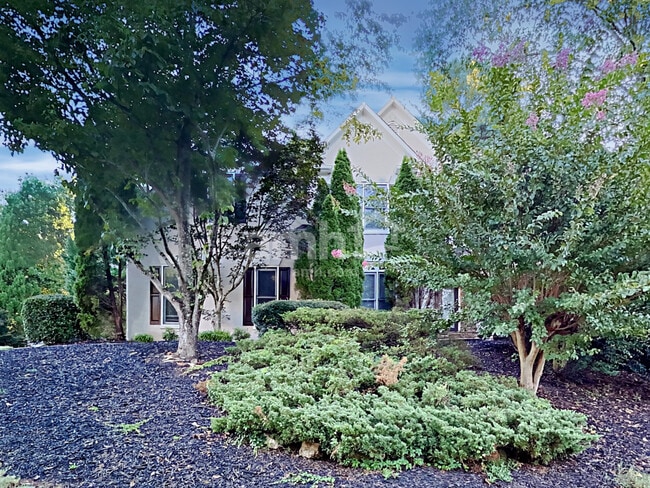Building Photo - 815 Hillcrest Ln