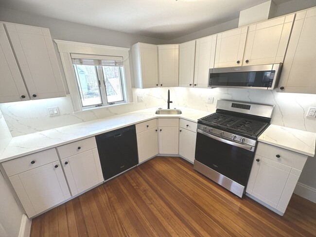 Building Photo - 1133 Beacon St Unit 2