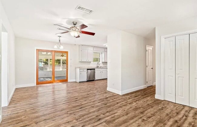 Photo - 194 Coral Dr SW