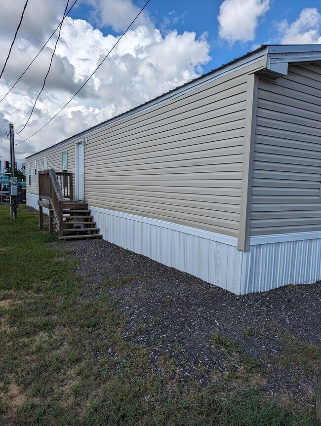 Photo - 1401 Transmitter Rd