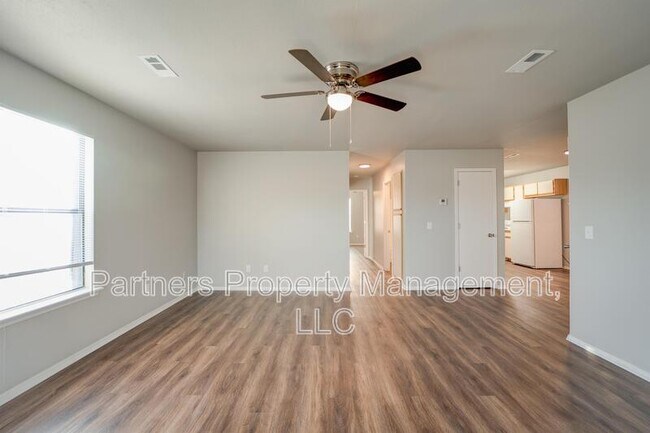 Photo - 5702 Sara St