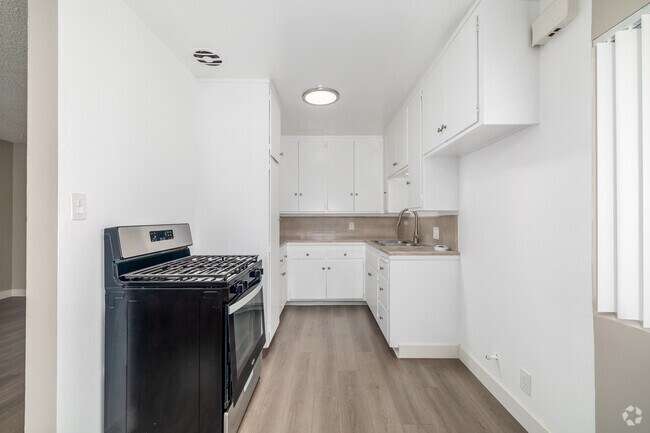 1BR, 1BA - 680SF - Kitchen