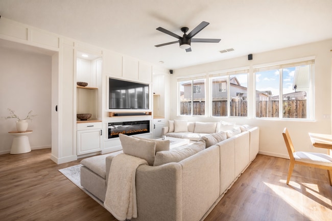 Building Photo - 1894 Pyramid Creek Dr