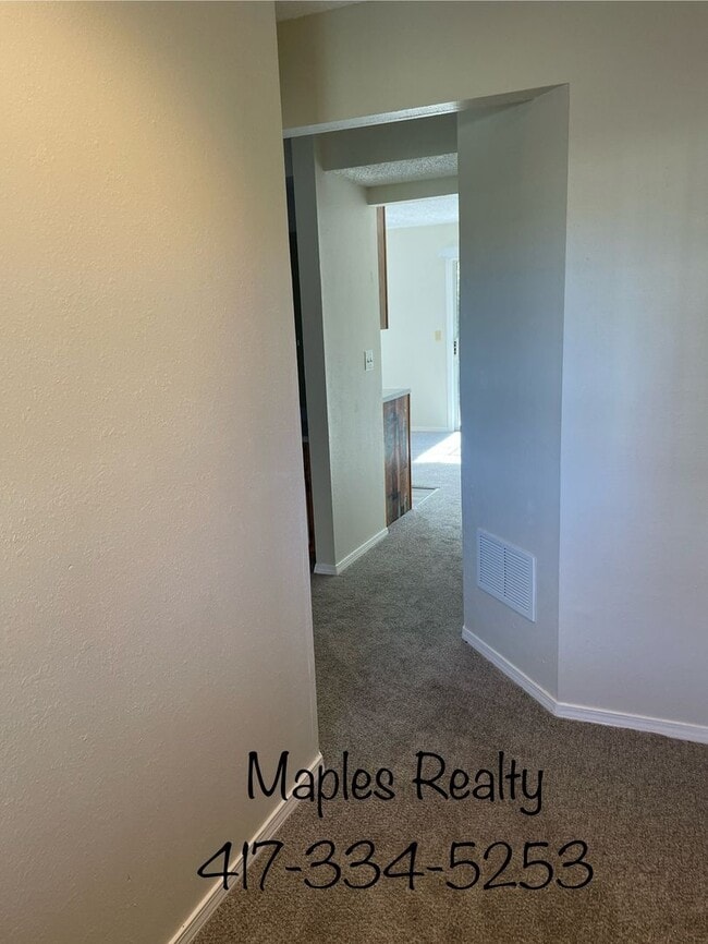 Building Photo - One Bedroom Ground Level Walk In Condo - N...