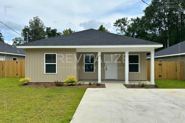 Building Photo - 4 Bed/2 Bath Home with Storage Shed in Sar...