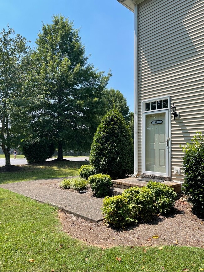 Building Photo - 407 Newport Meadows Cir Rental