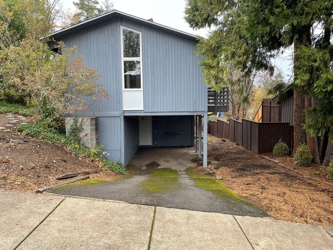 Building Photo - 3985-3995 Willamette St Unit 3995