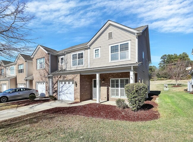 Building Photo - Beautiful three bedroom townhome