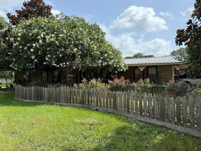 Photo - 1166 Manak Rd