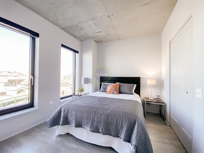 Photo - 1035 W Addison St