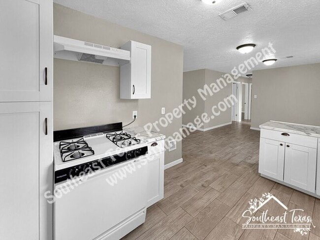 Photo - 620 Smelker Ave