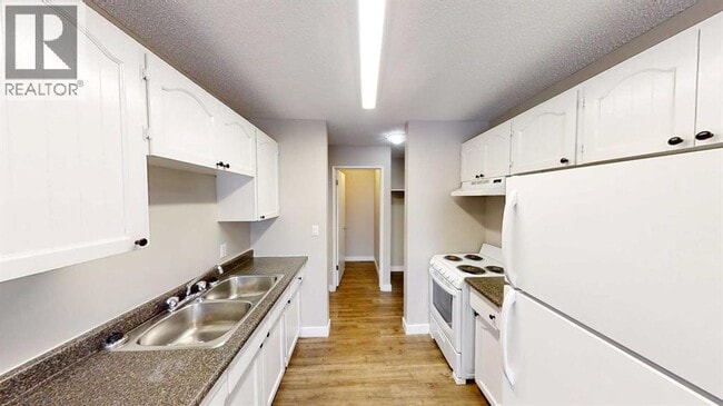 Photo - 10114-10105 105 Ave
