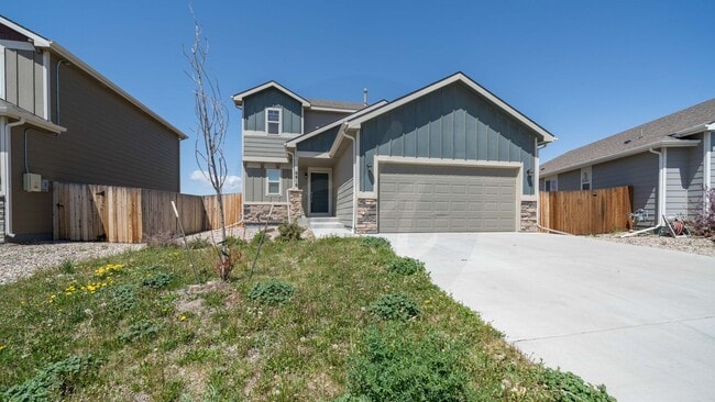 Building Photo - Lovely Three Bedroom Home with Mountain Views