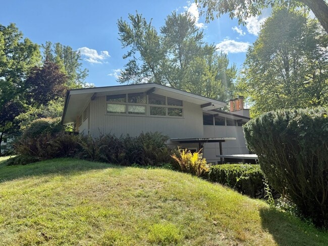 Spacious Mid-Century Modern Rental in Cant... - Spacious Mid-Century Modern Rental in Cant...