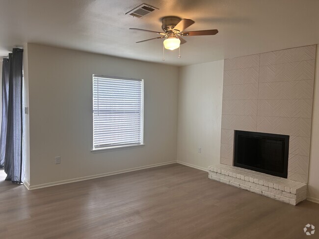 Building Photo - 5213 Everett Ln Unit 5213 Everett Lane #D Rental