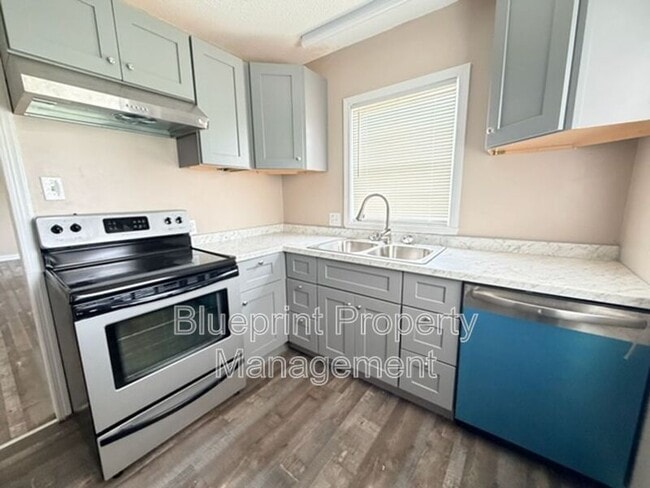 Building Photo - 1600 Holbrook Ave
