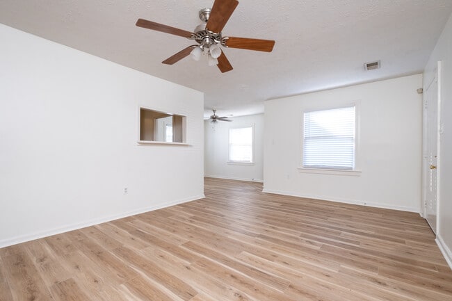 Photo - 1808 Iris St