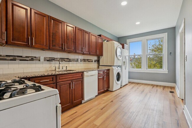 Photo - 41 E 48th St Unit 2