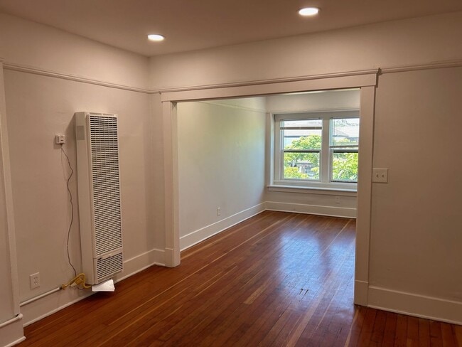 Building Photo - 301-5 3rd Ave Unit 303 3rd Ave C