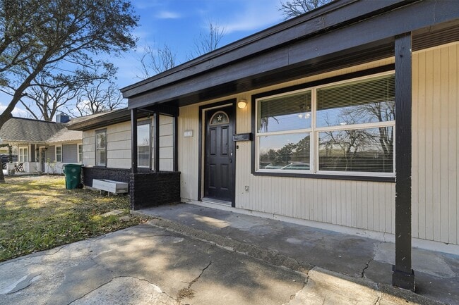 Photo - 2310 Merle St