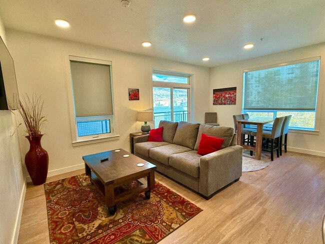 Building Photo - 385 S 400 E Unit ID1389257P