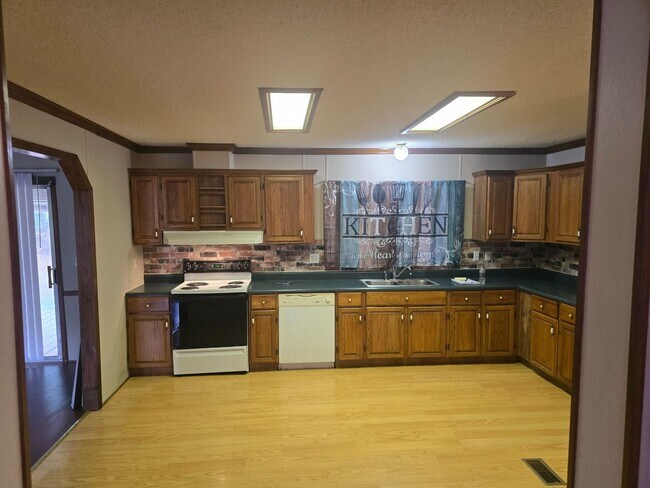 Photo - 3 Bdrm 2 bath Double Wide, large lot