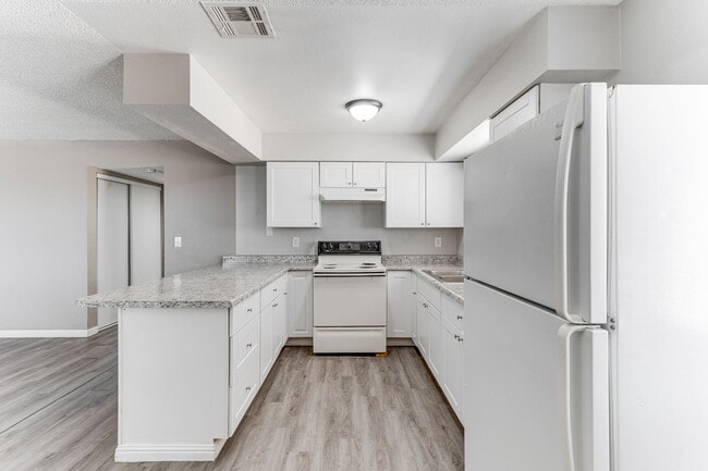 Building Photo - ? Renovated 2-Bed Oasis in the Heart of Do... Unit D Rental