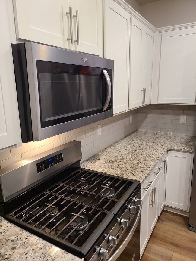 Photo - 806 Falls Grove Trl