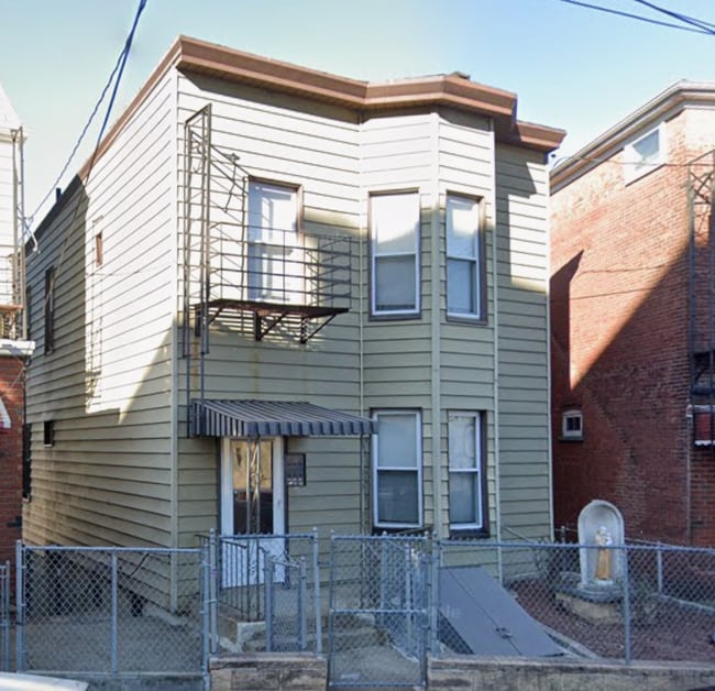 Photo - 105 Linden St