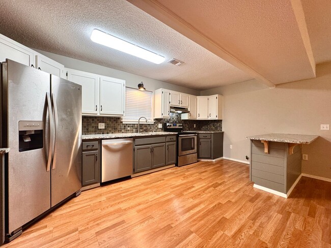 Photo - 4 Bedroom/ 2.5 Bathroom Home in Tanglewood...