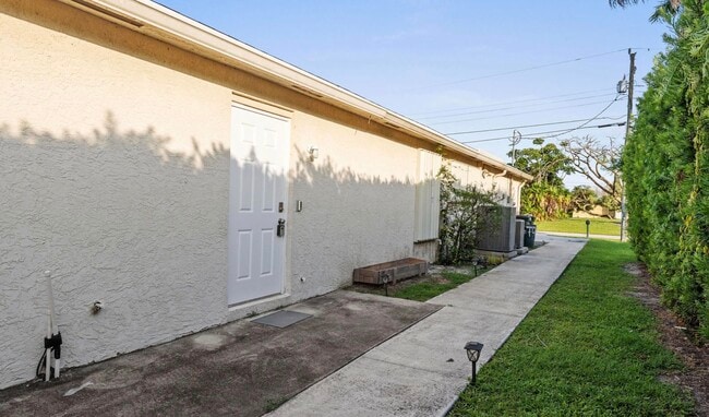 141 NE Naranja Ave