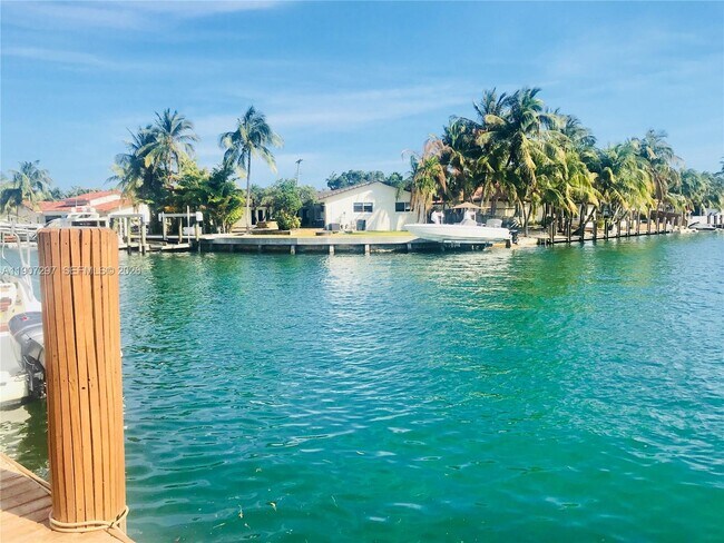 Building Photo - 2430 NE 135th St Unit 203