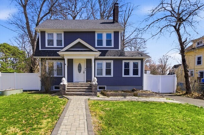 Building Photo - 925 Plainfield Ave