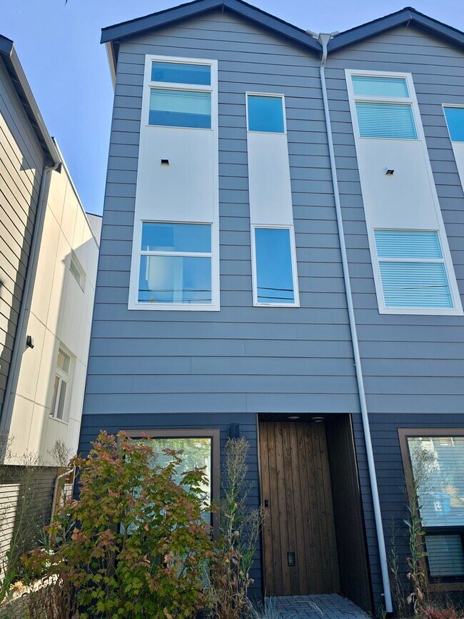 Building Photo - Experience Modern Living in the Heart of N... Rental